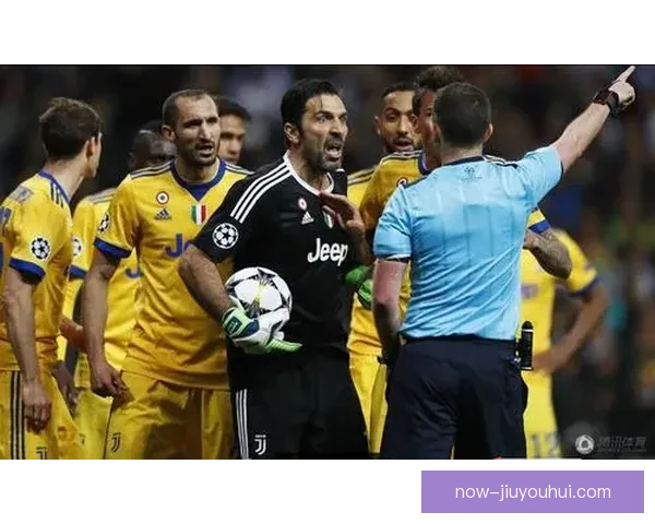 布冯因抗议点球与裁判发生争执被直接红牌罚下